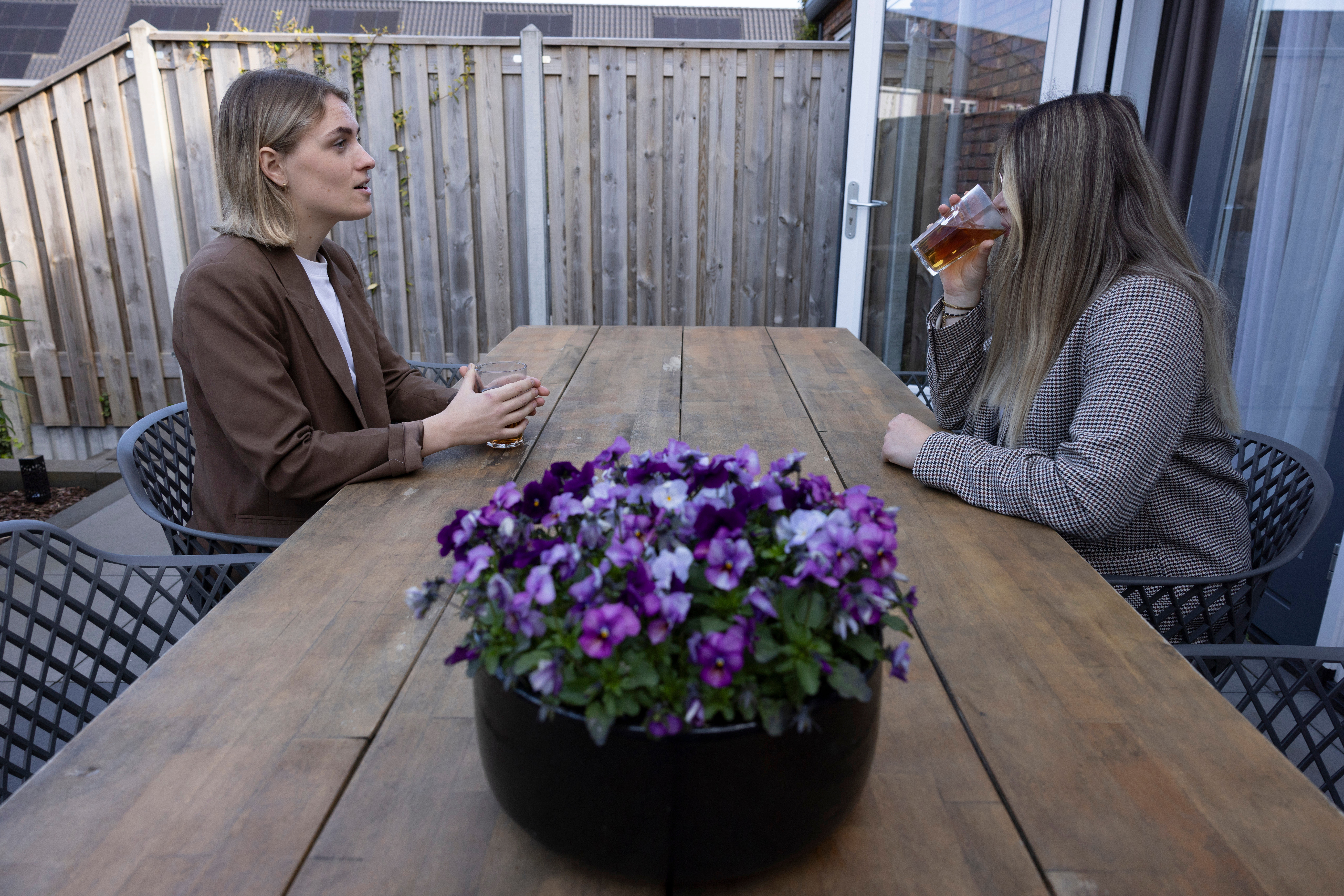 GG Net Preventie Twee vrouwen gesprek aan de tuintafel 067 HR